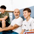 Familie Hafner mit ihren zwei Söhnen im Teenageralter sitzt gemeinsam auf dem Sofa.