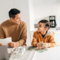 Vater und Sohn unterhalten sich über Alternativen zum Sparkonto.
