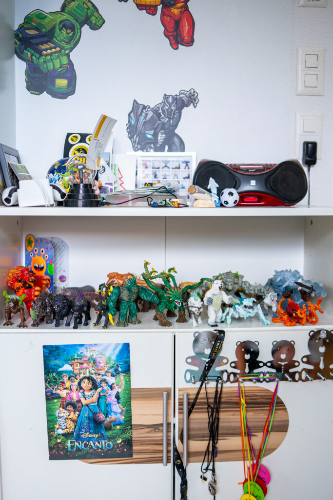 Ein Regal mit verschiedenen Sammelfiguren und Spielzeugen.